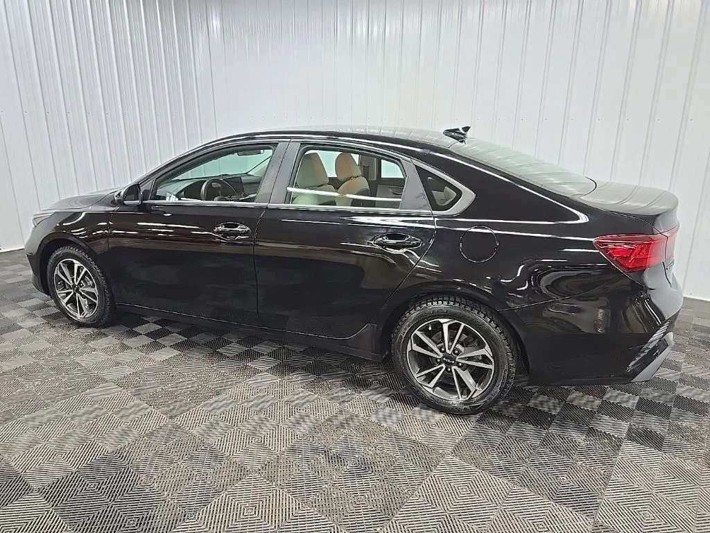 Used 2023 Aurora Black Kia LXS image 4