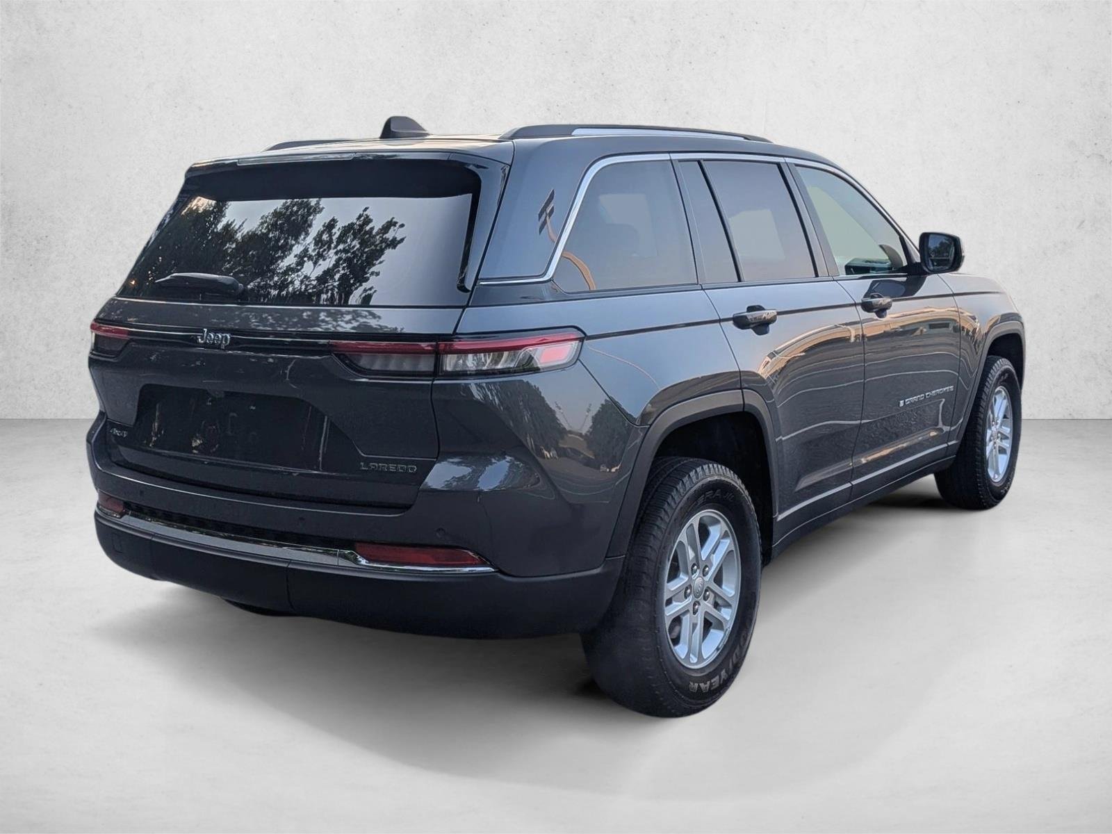 Used 2023 Baltic Gray Metallic Clearcoat Jeep Laredo image 5