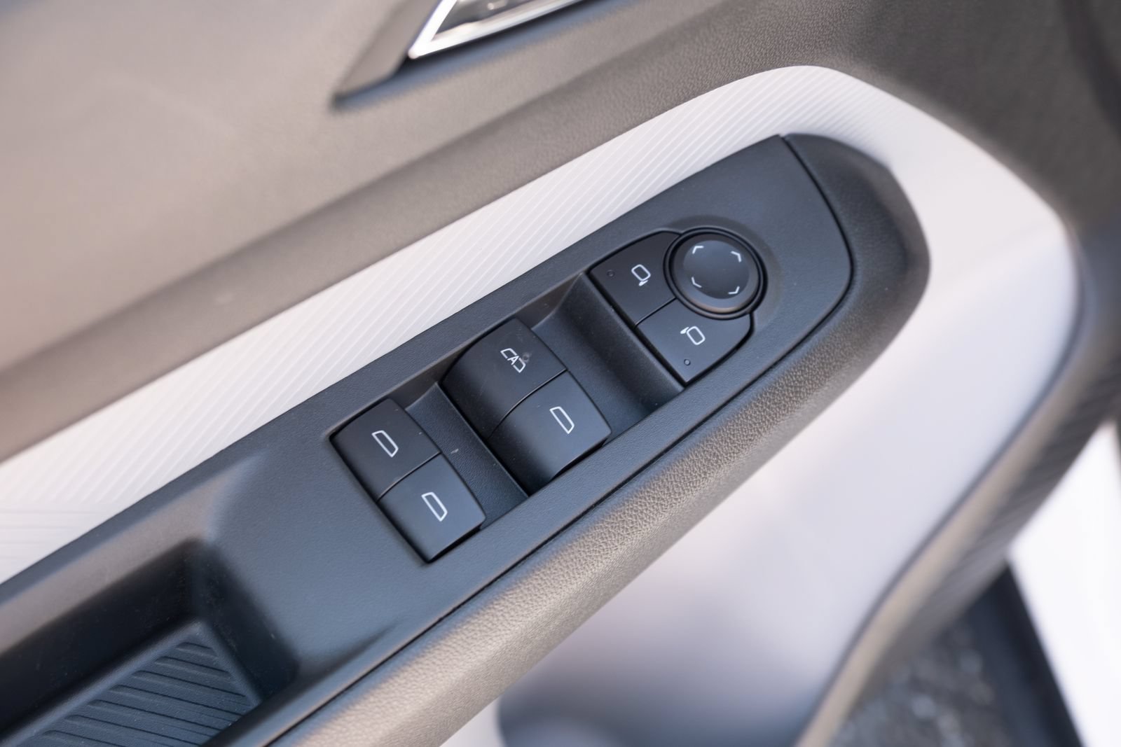 New 2027 Summit White Chevrolet LT image 13