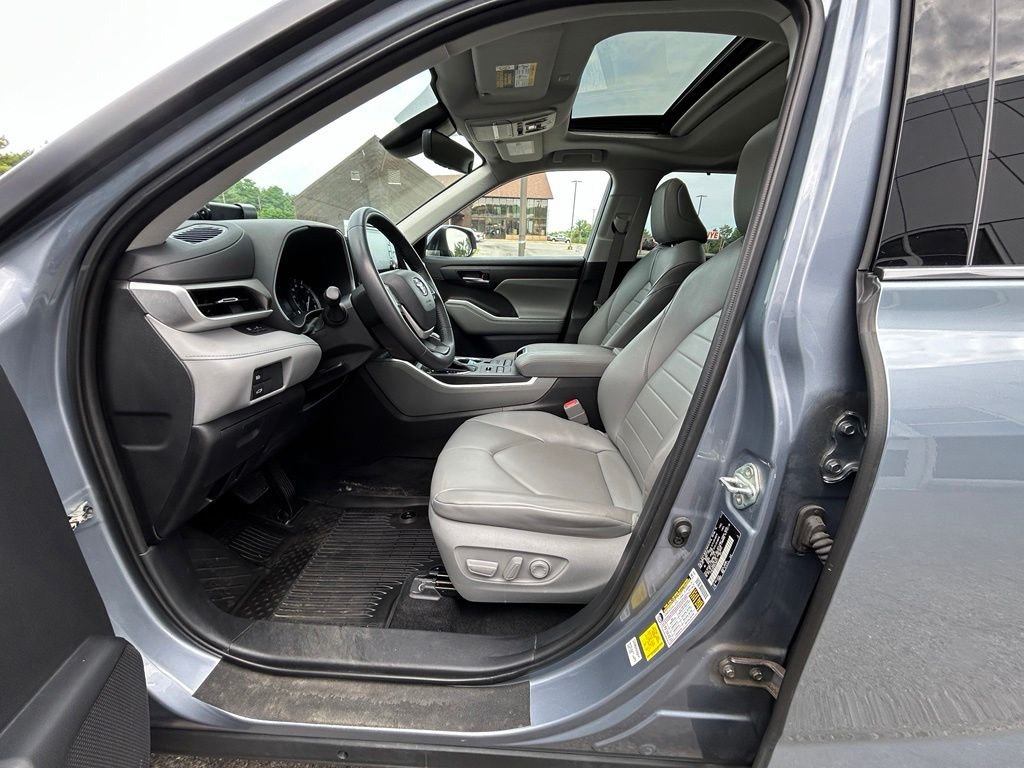 Used 2022 Moon Dust Toyota XLE image 16