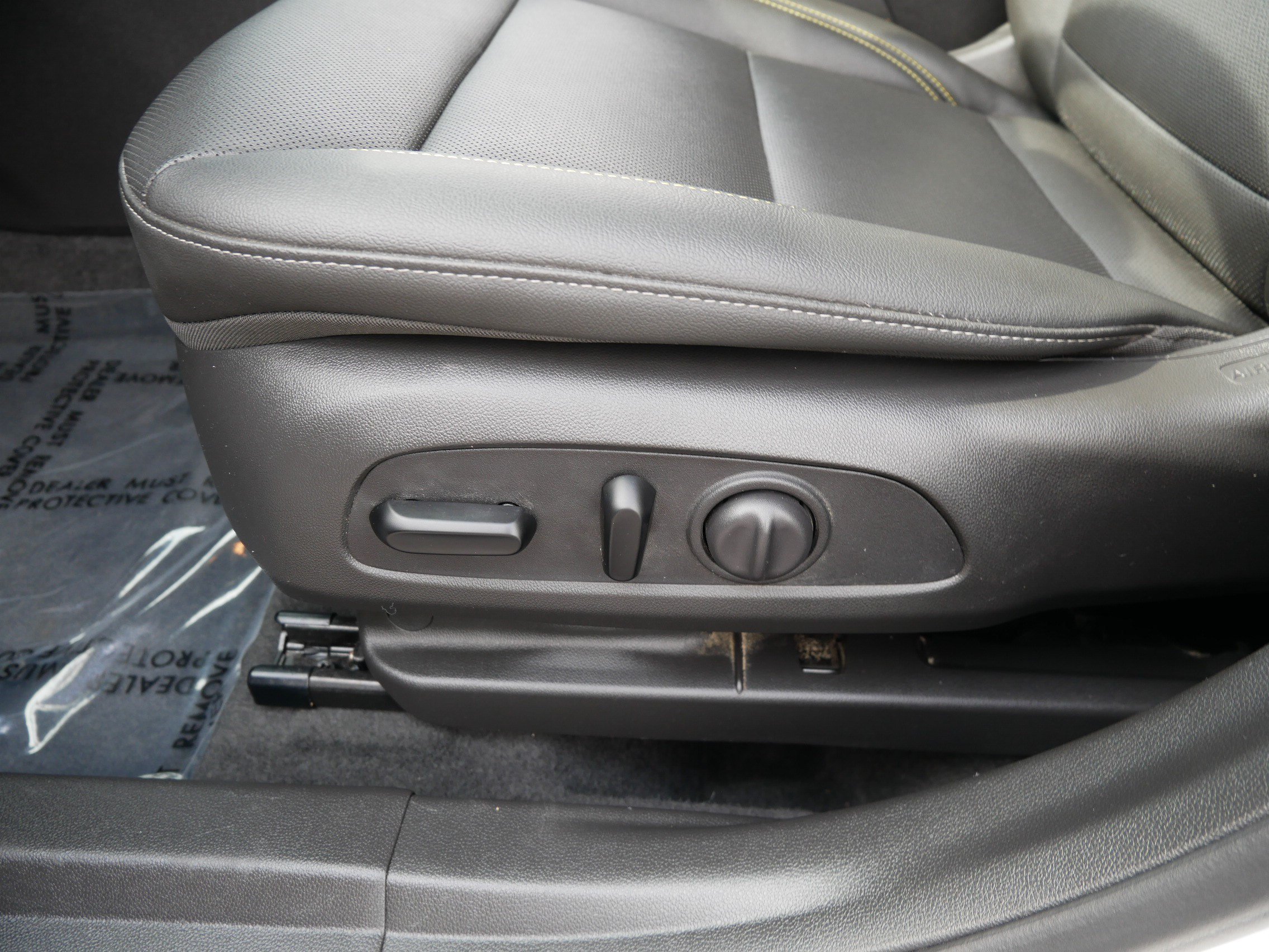 Used 2025 Summit White Chevrolet ACTIV image 22