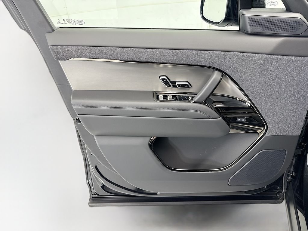 New 2026 Santorini Black Land Rover Dynamic SE image 23