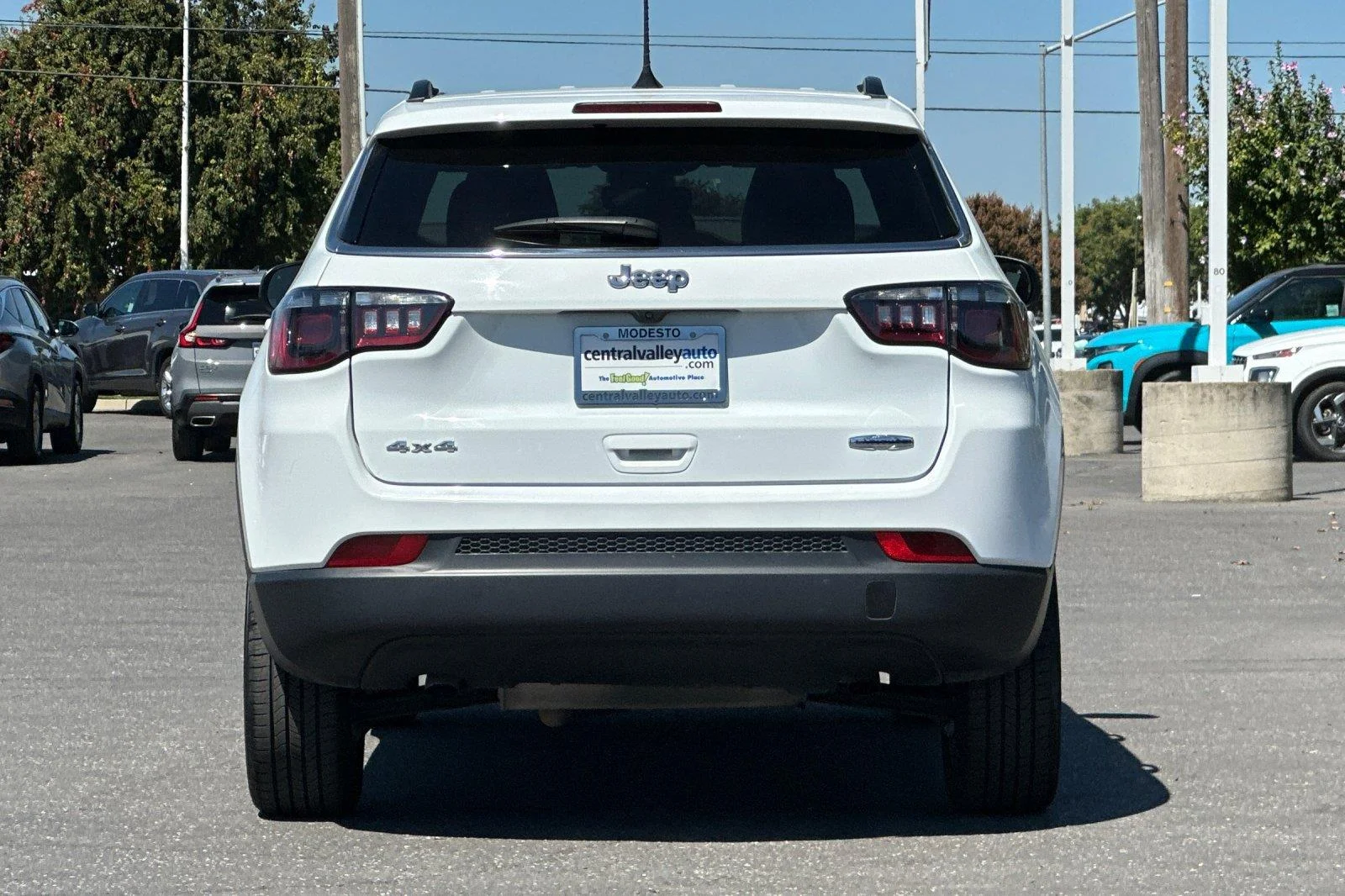Used 2024 Bright White Clearcoat Jeep Latitude image 5