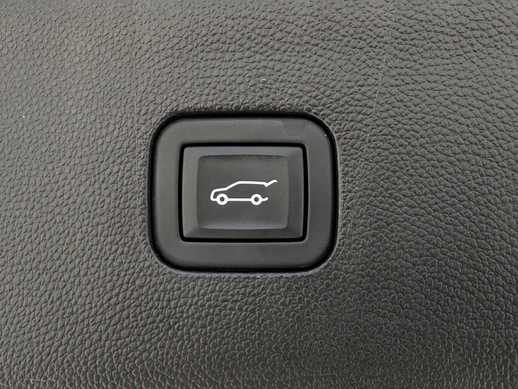 Used 2023 White Buick Avenir image 35