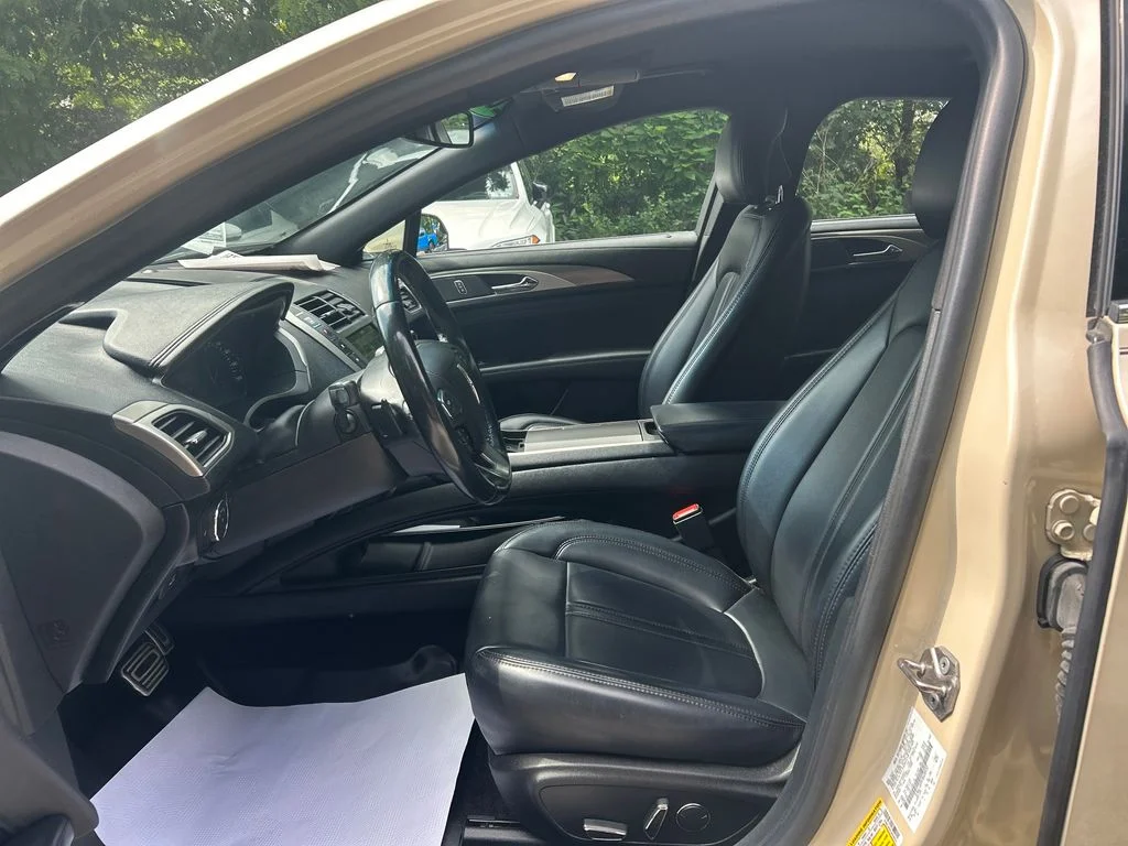 Used 2018  Lincoln Premiere image 10