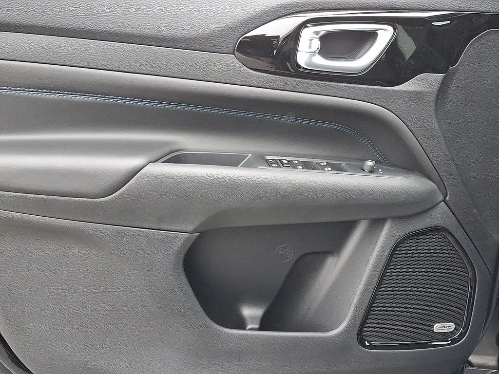 New 2026 Black Jeep Latitude image 7