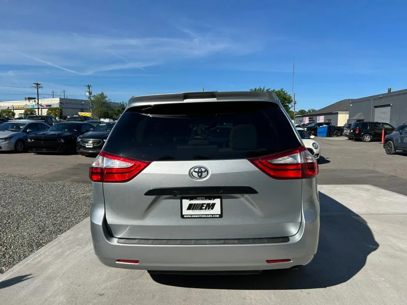 Used 2019 Silver Toyota L Minivan 4D image 27