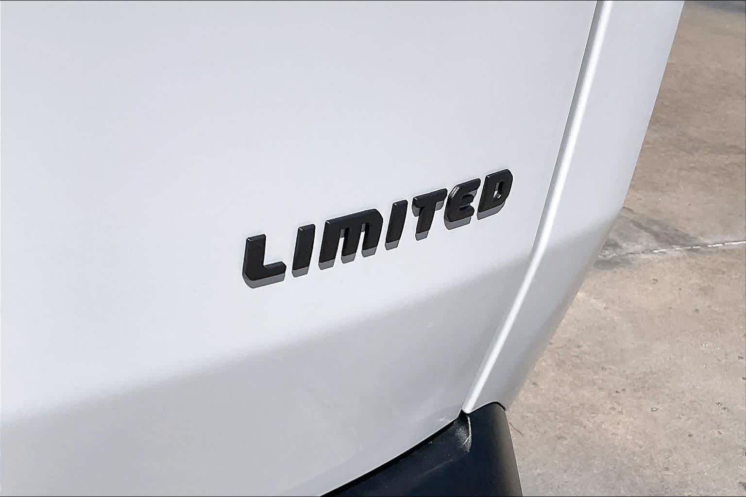 New 2026 Bright White Clear-Coat Exterior Paint Jeep Limited image 15
