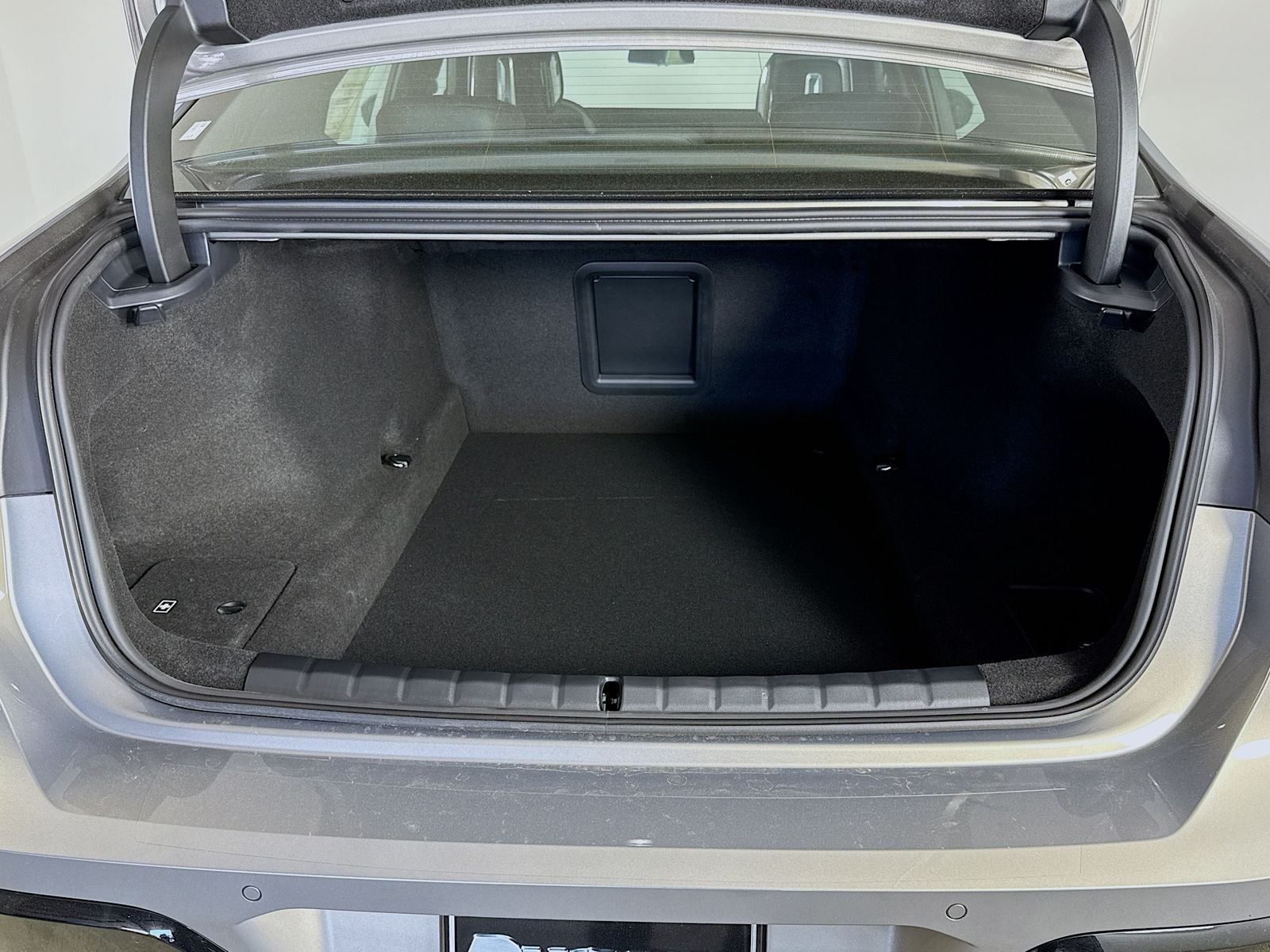 New 2026 Oxide Grey Metallic BMW 760i xDrive image 28