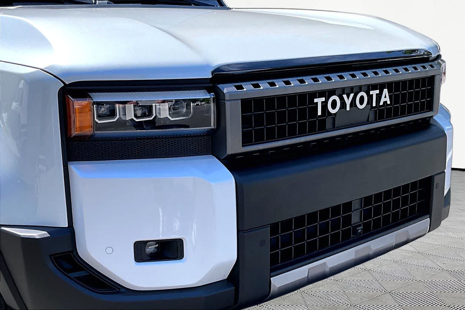 Used 2025 Wind Chill Pearl Toyota  image 30