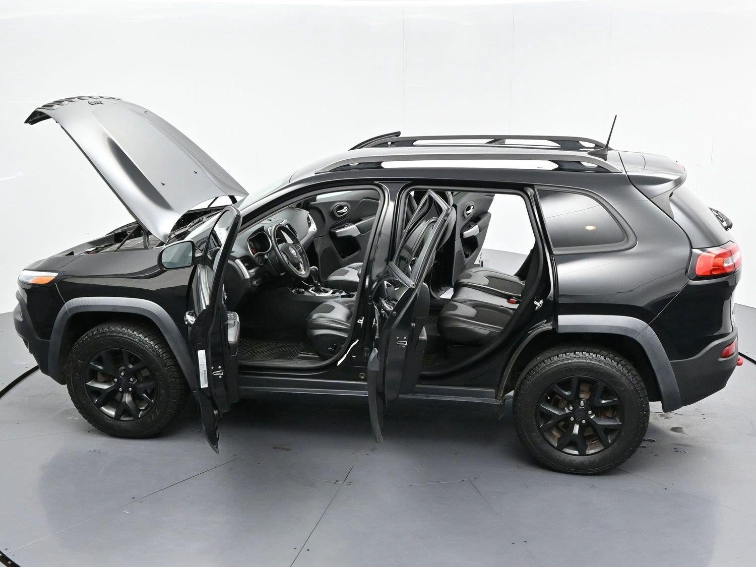 Used 2018 Diamond Black Crystal Pearlcoat Jeep Trailhawk image 37