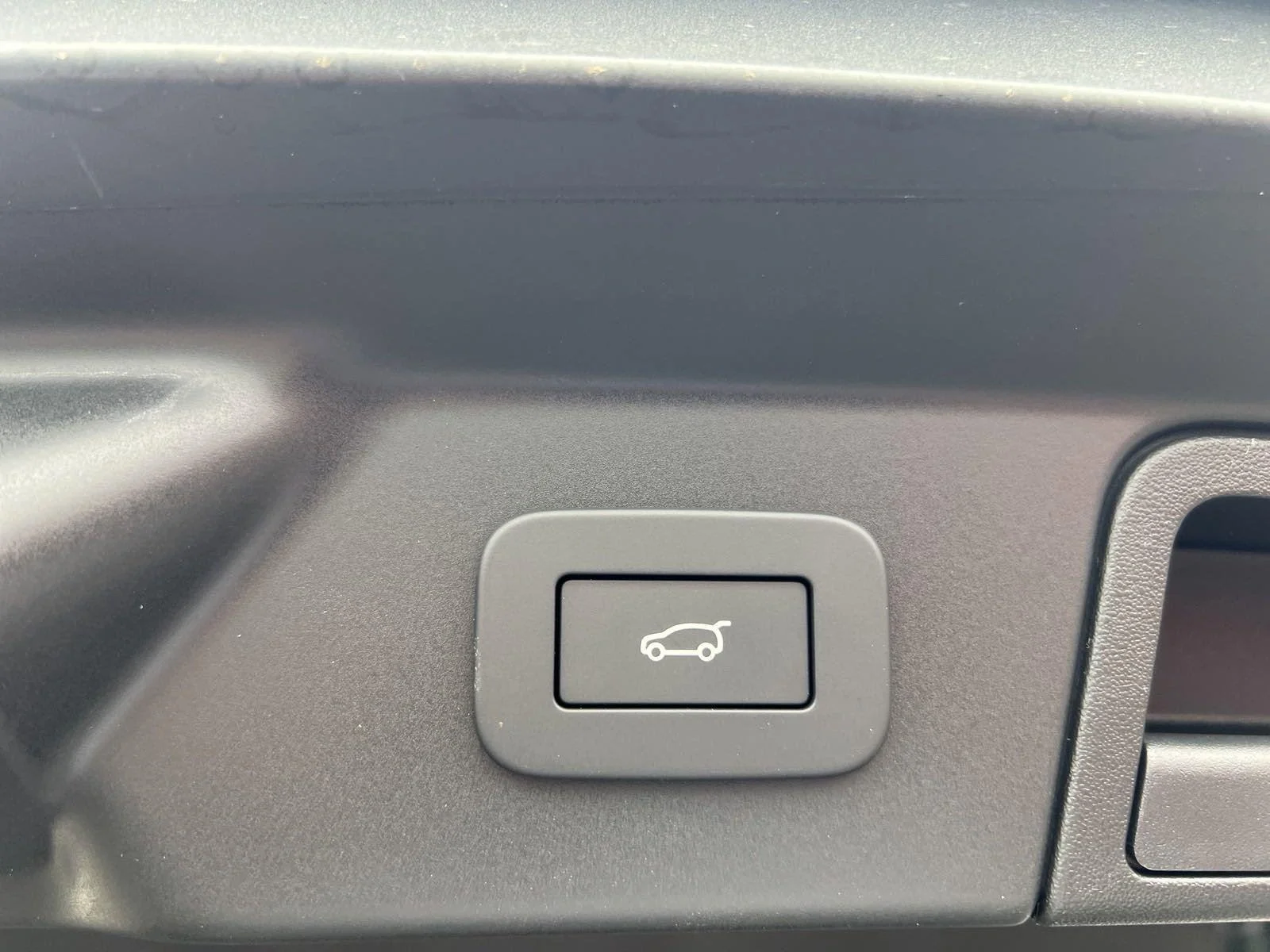 New 2025 Charente Grey Premium Metallic Land Rover Dynamic SE image 32