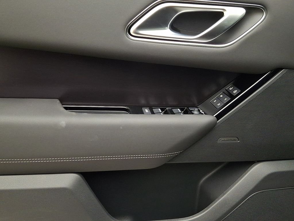 New 2026 Santorini Black Land Rover Belgravia Edition image 9