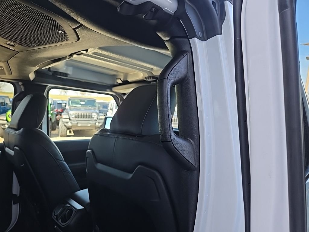 New 2026 Bright White Clear-Coat Exterior Paint Jeep Sahara image 82