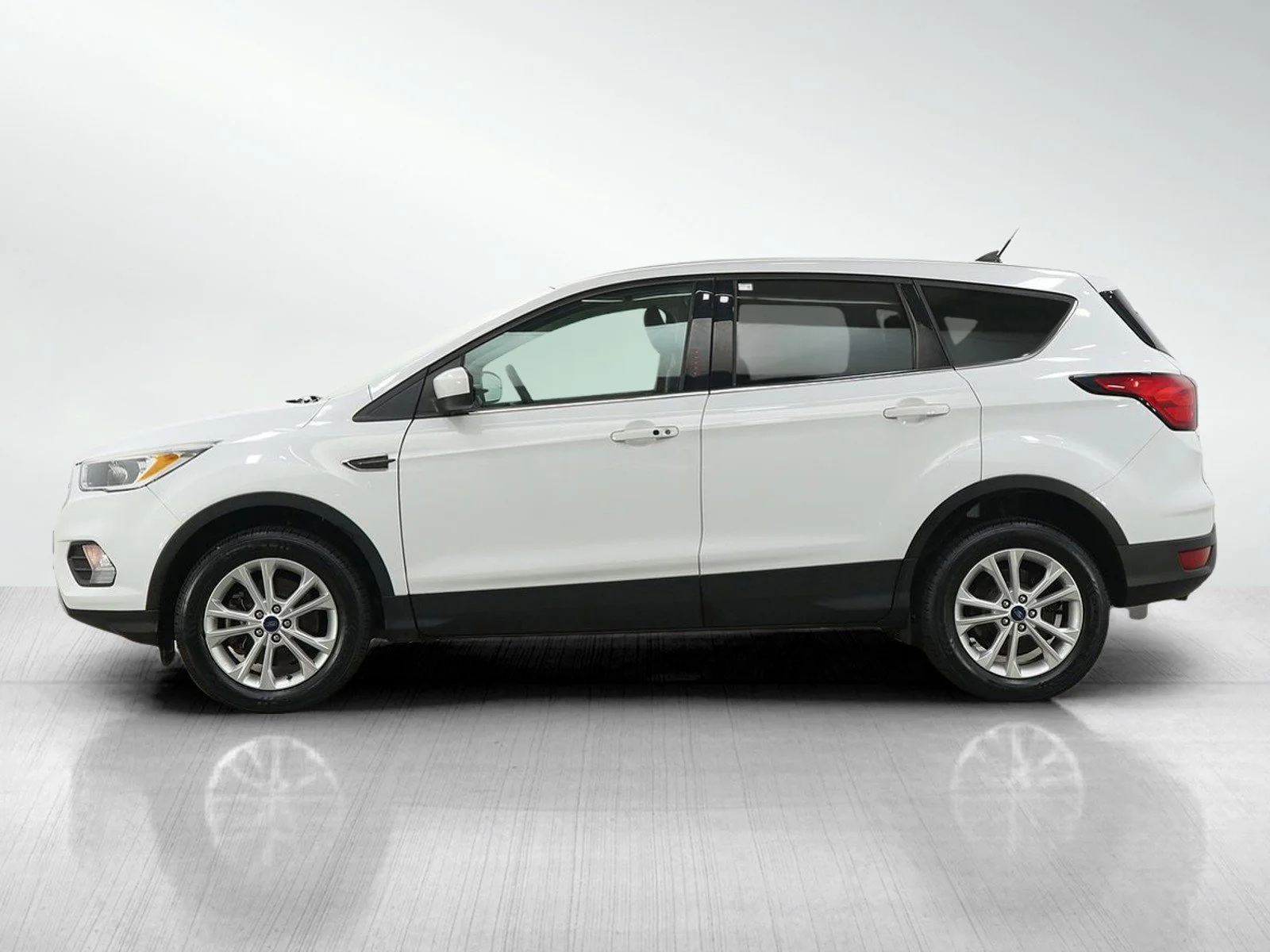Used 2019 Ford Escape SE with VIN 1FMCU9GD6KUA14278 for sale in Burnsville, Minnesota