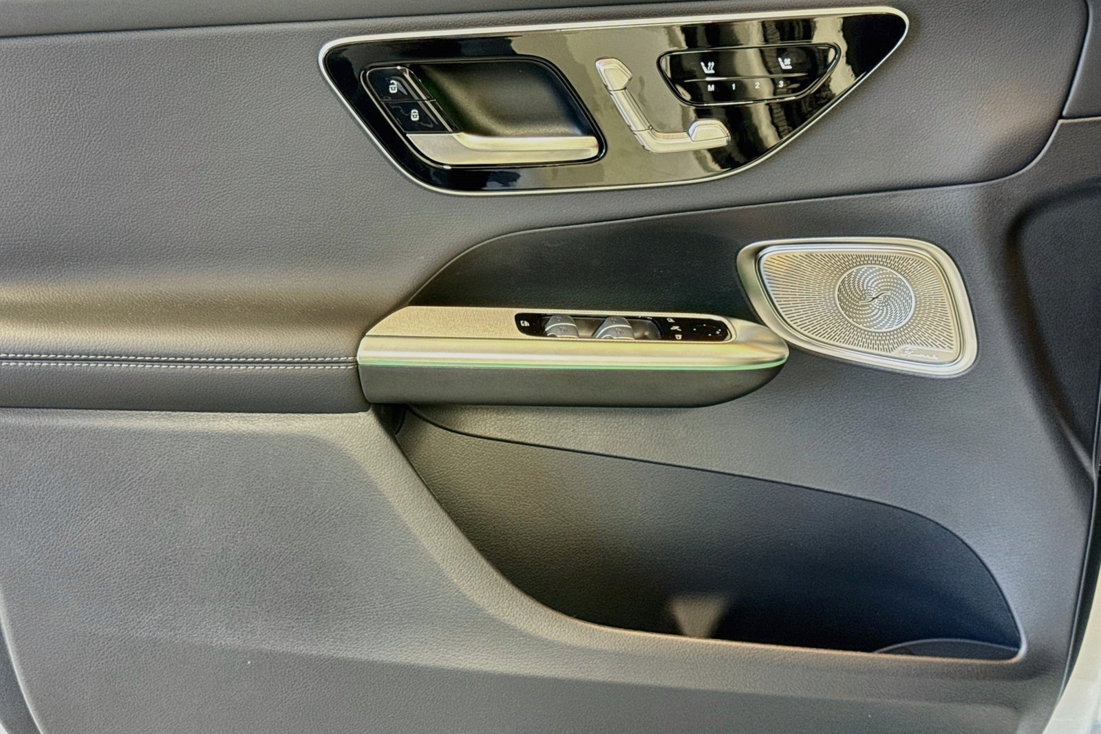 New 2026 Polar White Mercedes-Benz GLC 300 image 16