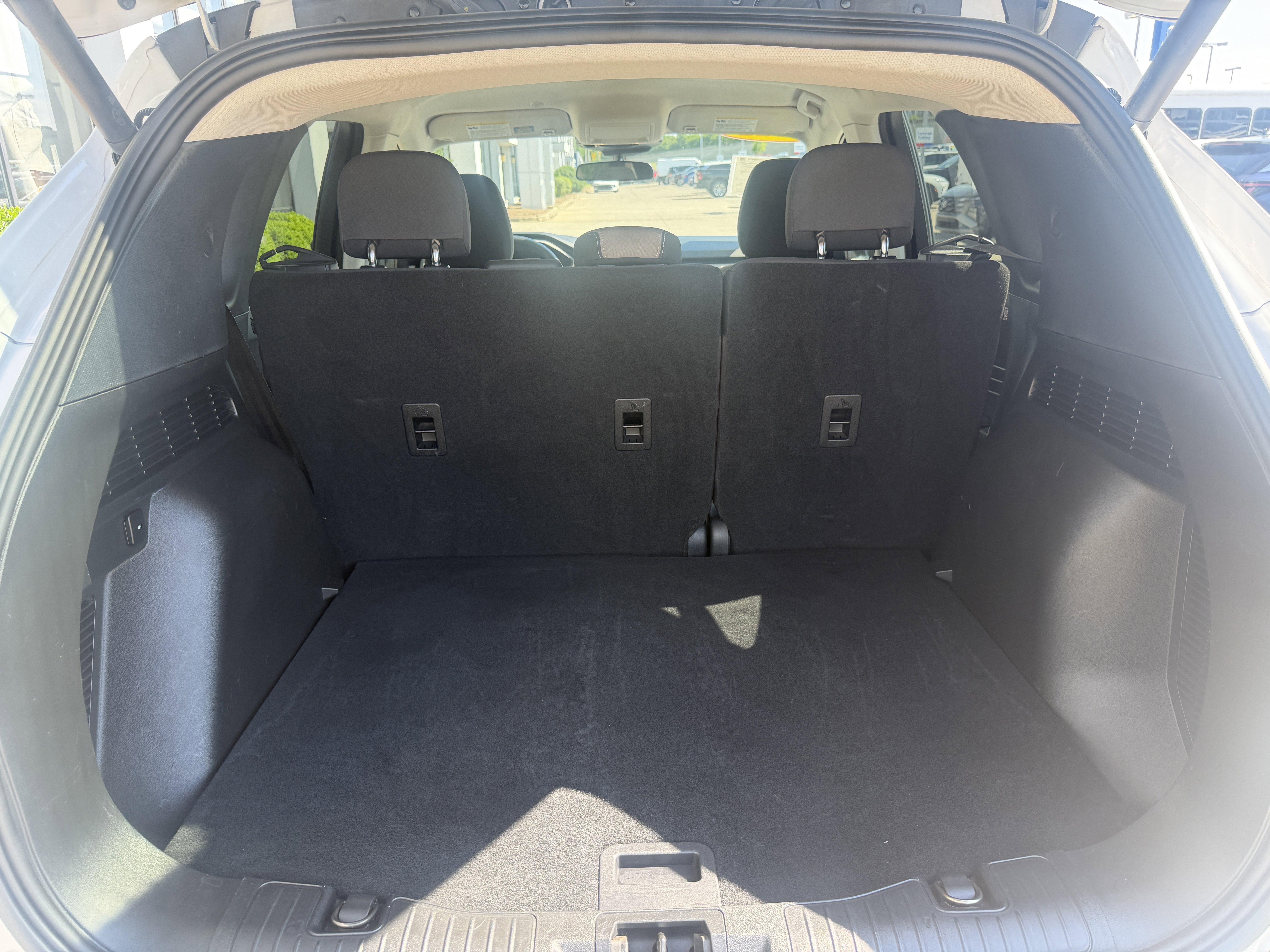 Used 2021 Oxford White Ford SE image 10