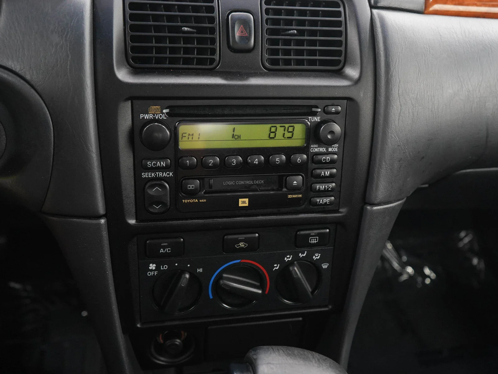 Used 2002  Toyota SE V6 image 16