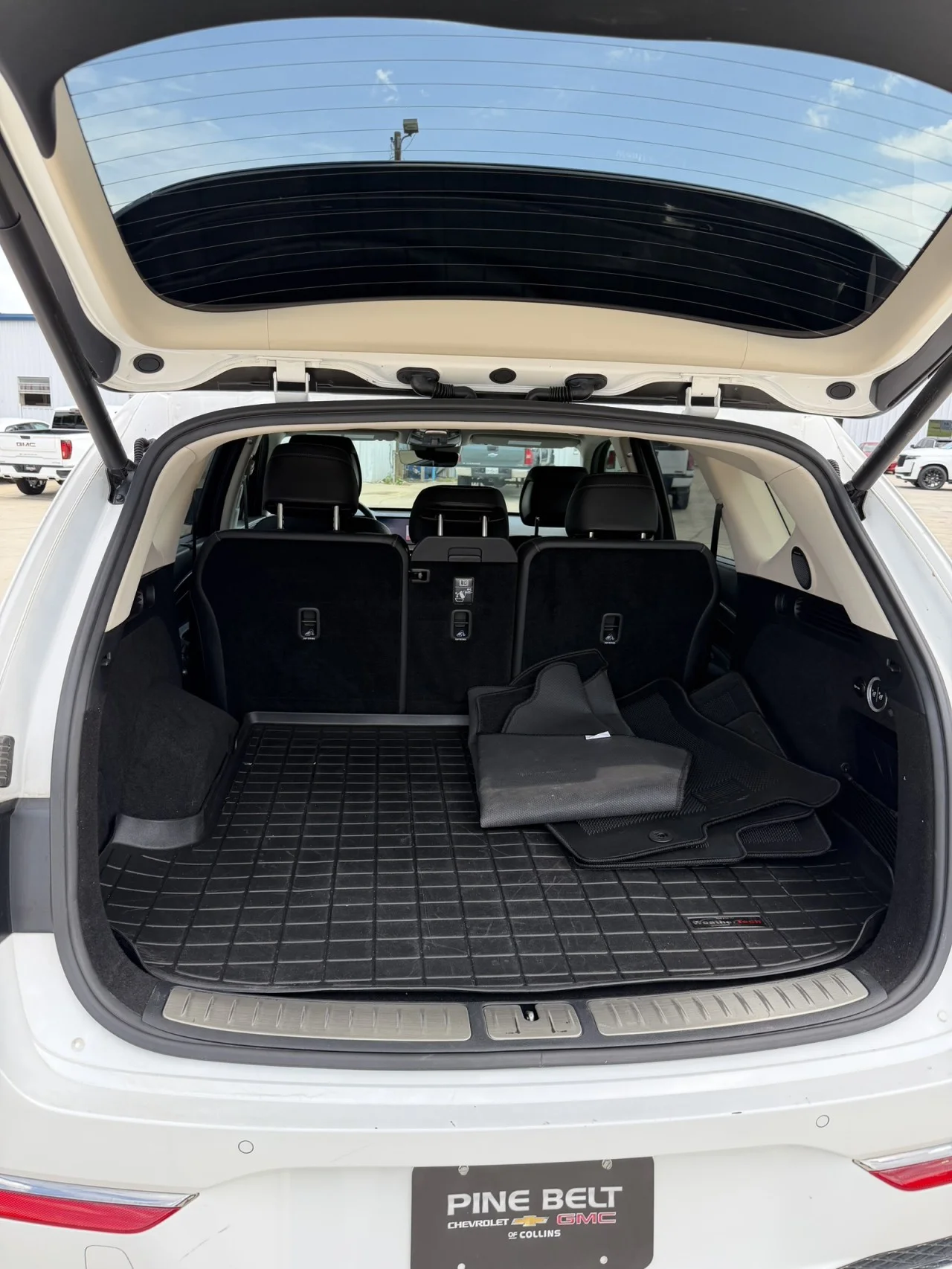 Used 2025 White Genesis 2.5T Advanced image 8