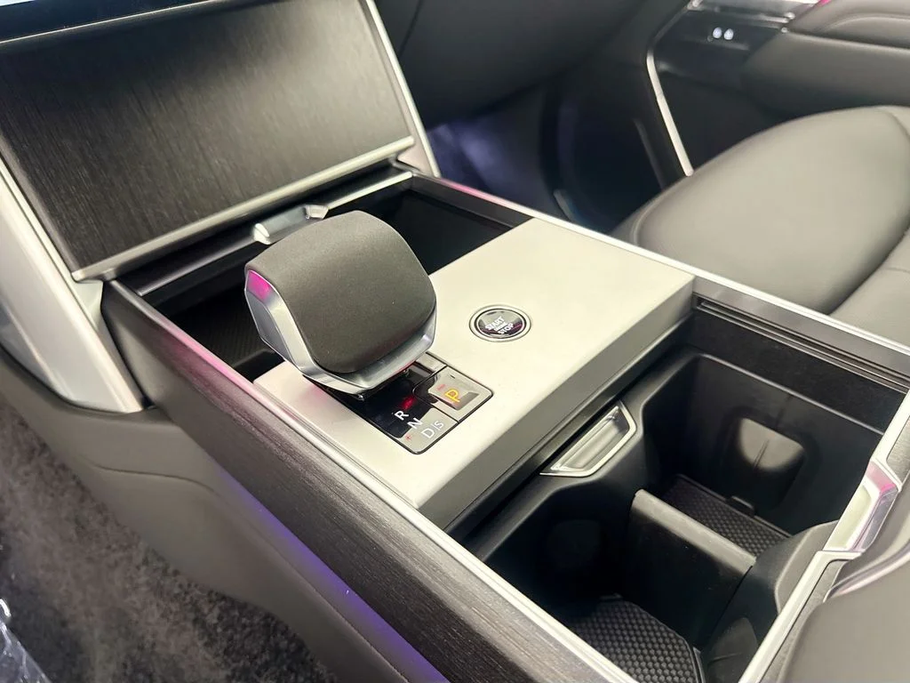 New 2026 Carpathian Grey Land Rover SE image 17