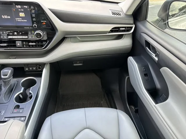 Used 2021 Silver Toyota XLE image 16