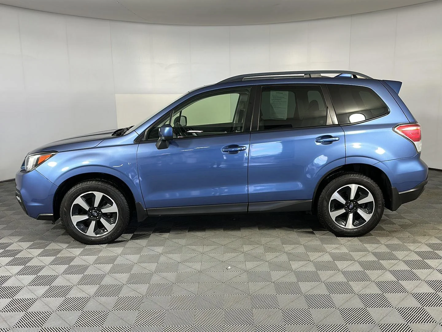 Used 2018 Quartz Blue Pearl Subaru Premium image 3