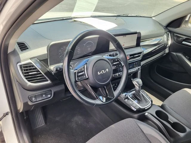 Used 2024 White Kia S image 9