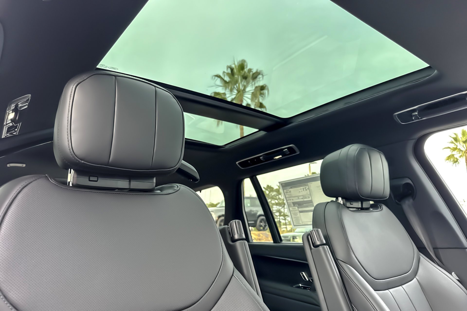 New 2027 Santorini Black Land Rover SE image 18