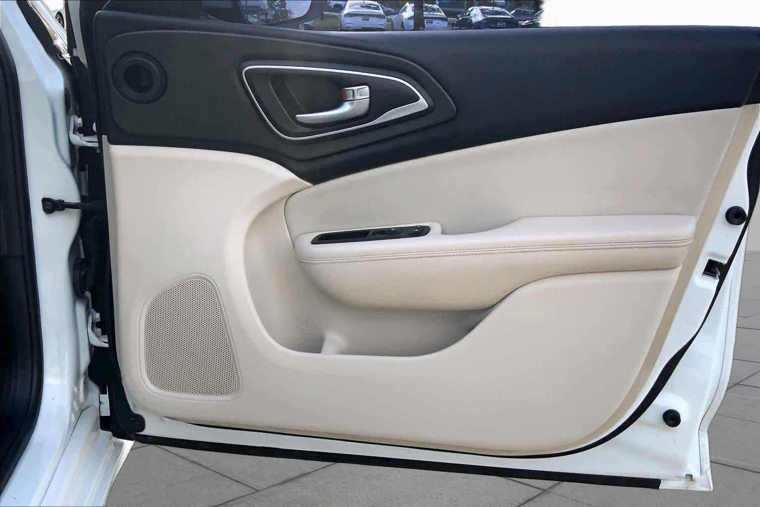 Used 2015 Bright White Clearcoat Chrysler Limited image 19