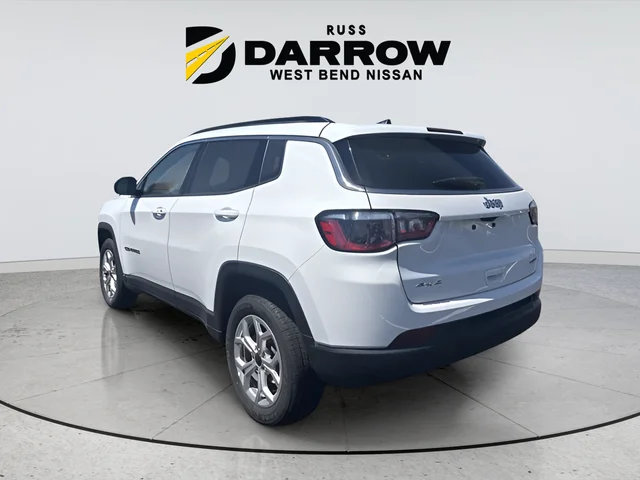 Used 2025 White Jeep Latitude image 3