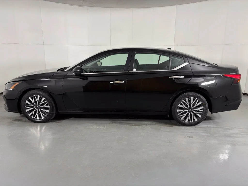 Used 2024 Black Nissan 2.5 SV image 5