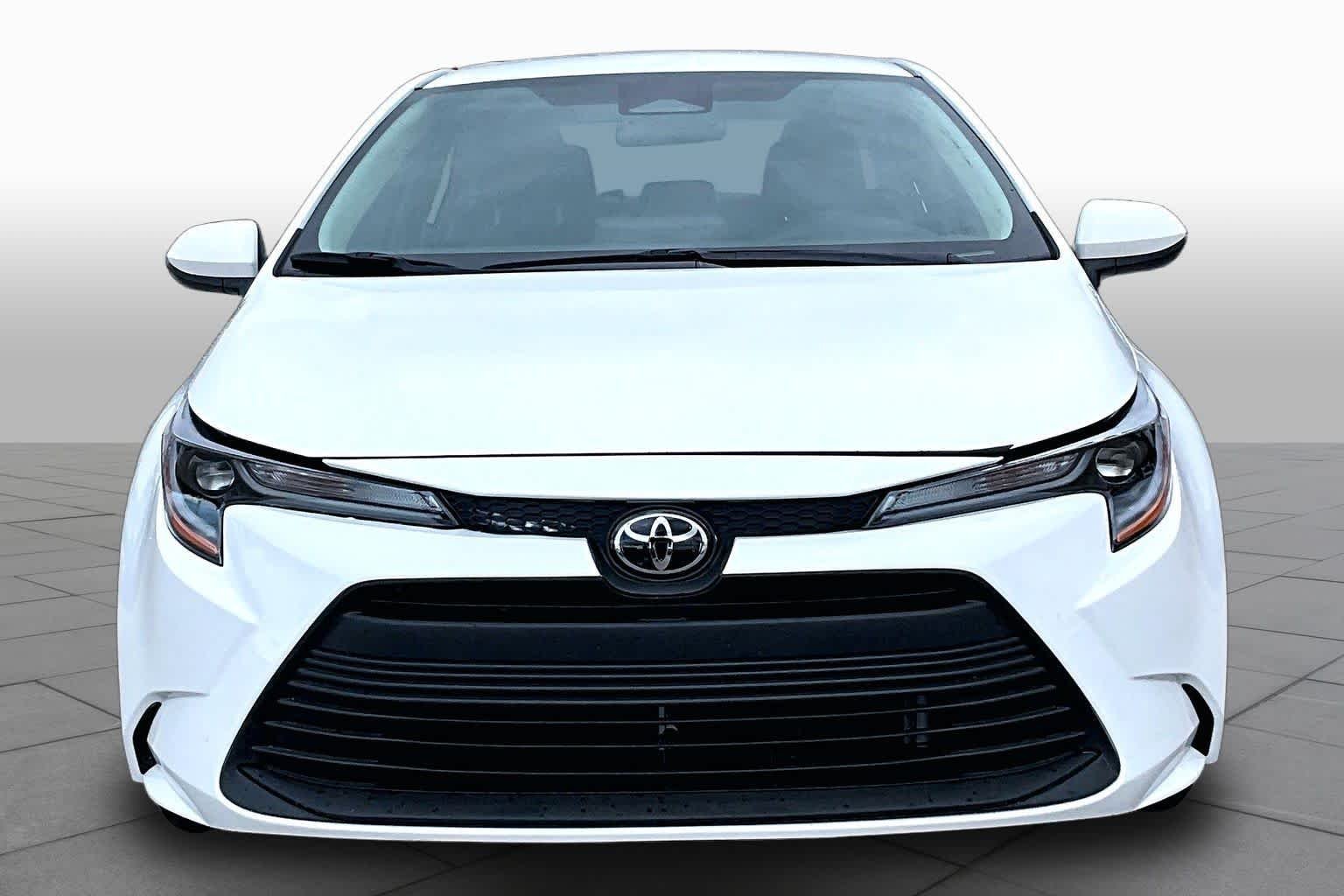 Used 2025 Ice Cap Toyota LE image 4