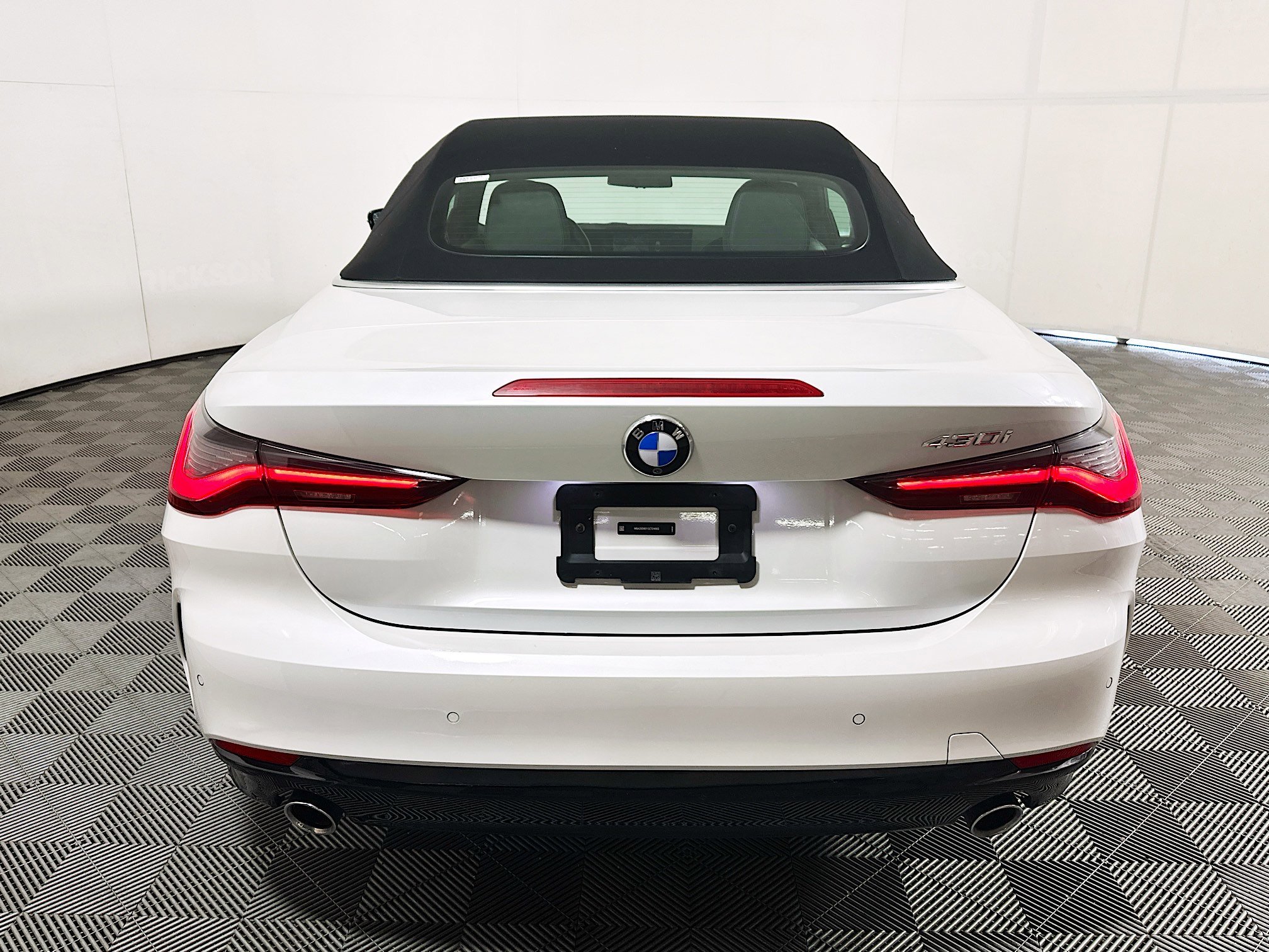 2025 BMW 4 thumbnail 6