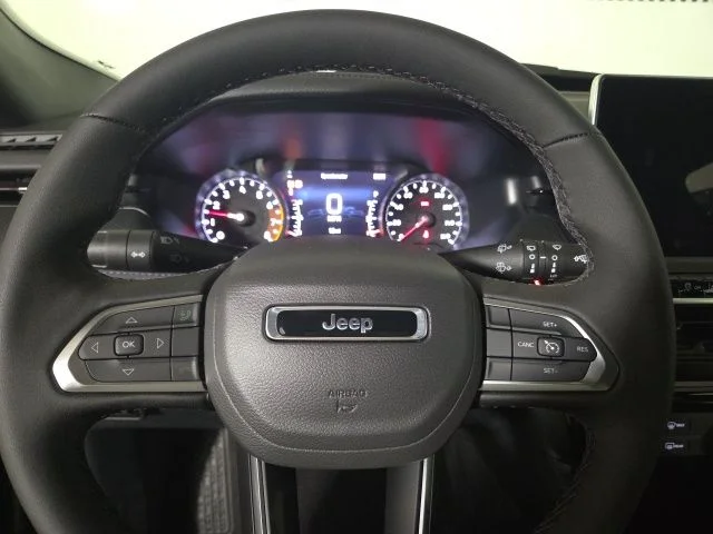New 2026 Diamond Black Crystal Pearl-Coat Exterior Paint Jeep Latitude image 22