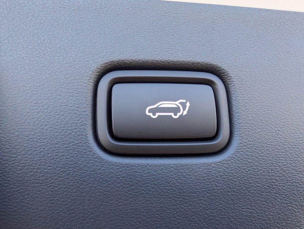 New 2026 White Hyundai SEL FWD image 11