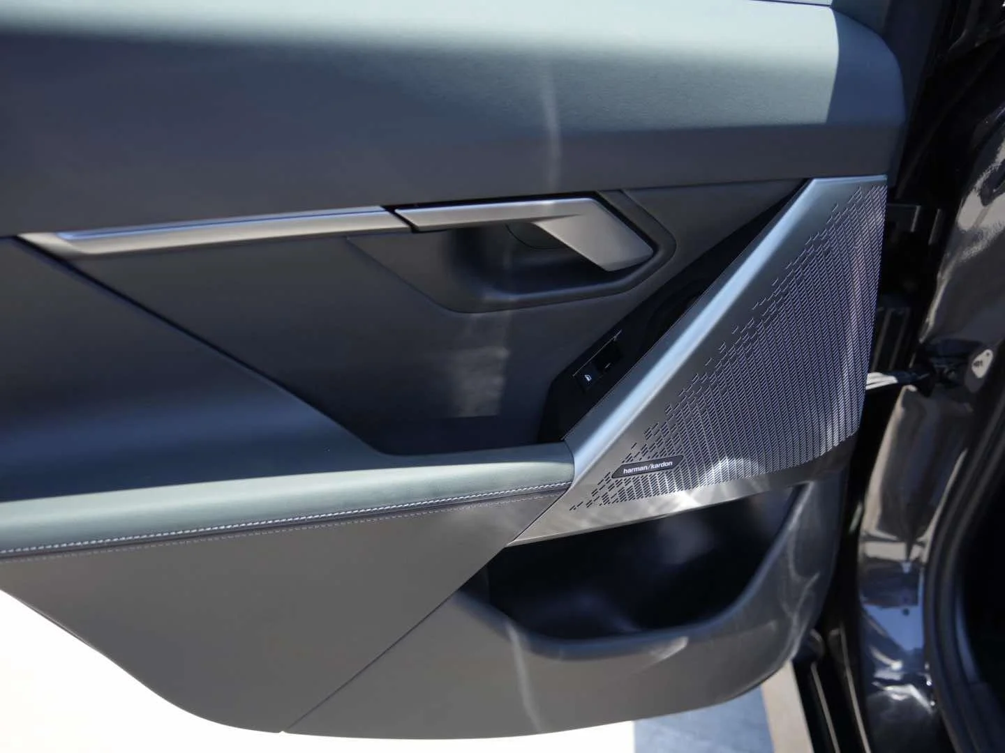 Used 2026 Dark Graphite Metallic BMW 530i Sedan image 8