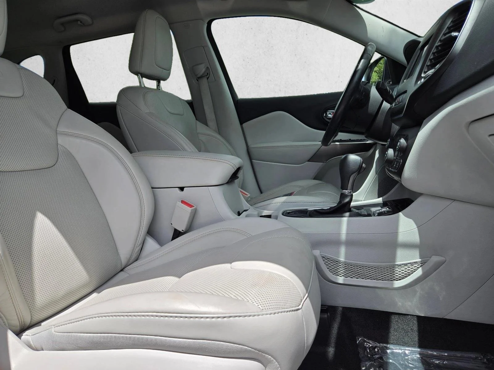 Used 2021 Bright White Clearcoat Jeep Latitude Lux image 22