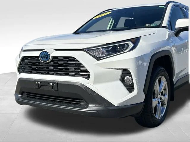 Used 2021 White Toyota XLE Premium image 9