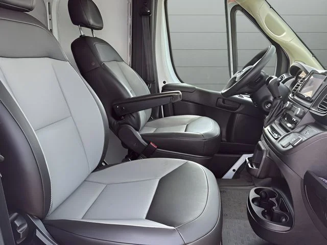 Used 2025 White Ram Base image 9