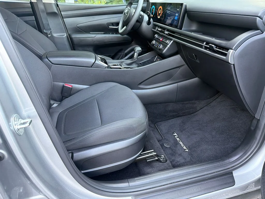 Used 2025 Silver Hyundai SE image 13