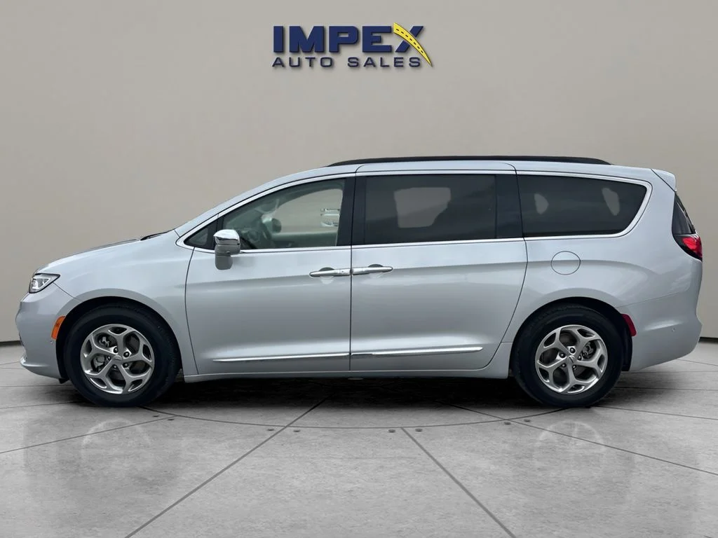 Used 2022 Silver Chrysler Limited image 2