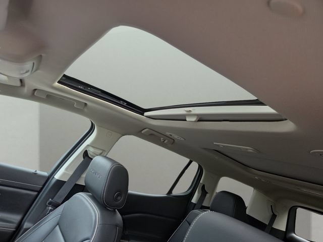 Used 2023 White Frost Tricoat GMC Denali image 8