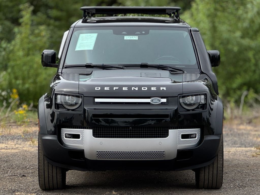 Used 2022 Santorini Black Metallic Land Rover SE image 2