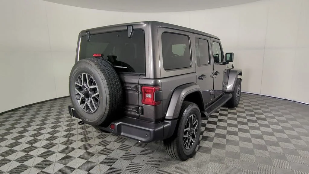 New 2026 Granite Crystal Metallic Clear-Coat Exterior Paint Jeep Sahara image 5