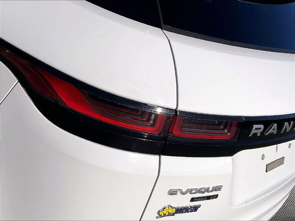 Used 2020 White Land Rover SE image 32