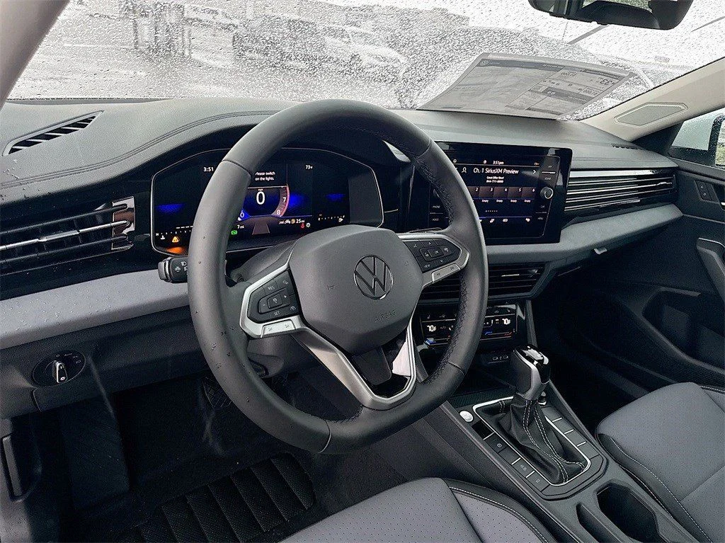 Used 2025 White Pearl Volkswagen 1.5T SE image 9