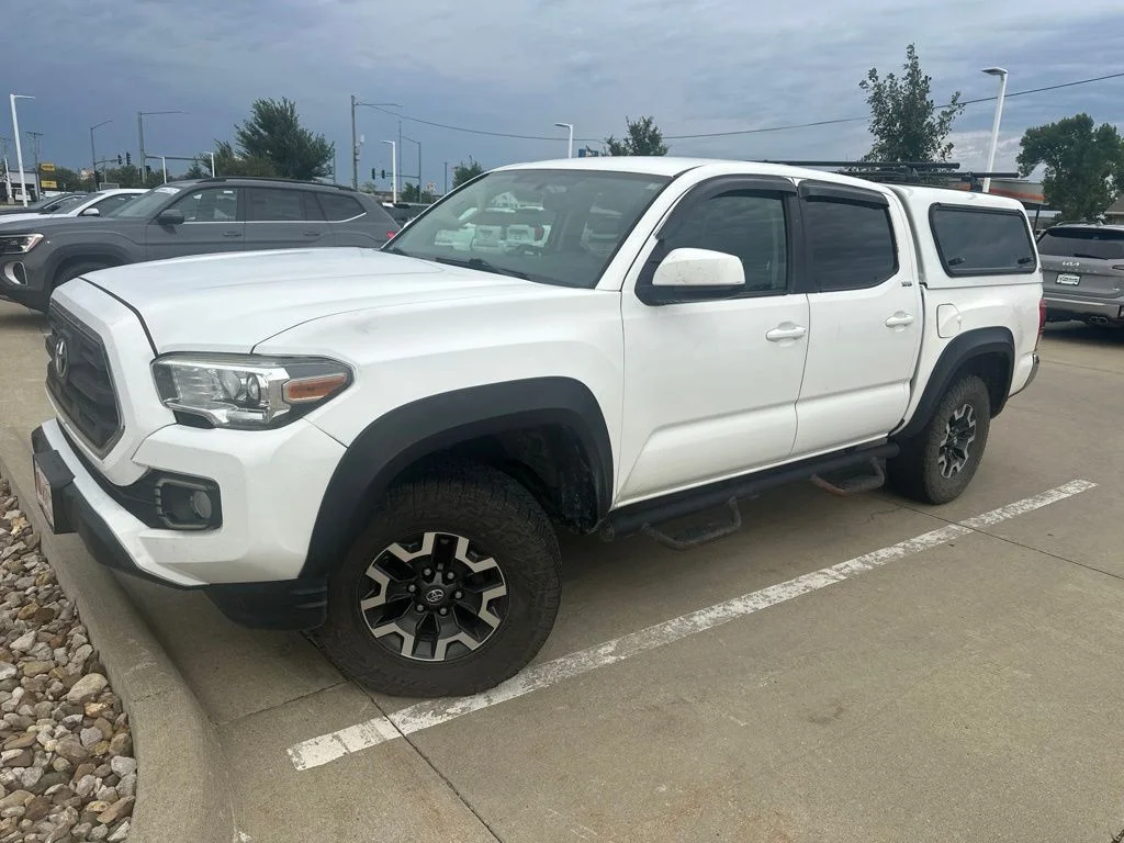 Used 2017 White Toyota SR5 image 7