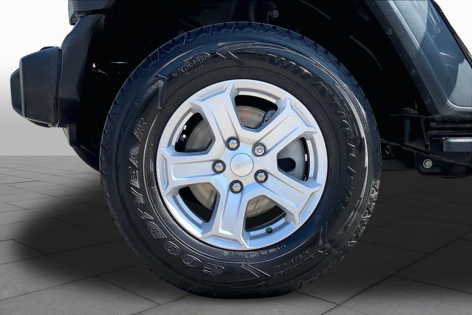 Used 2018 Black Clearcoat Jeep Sport S image 9