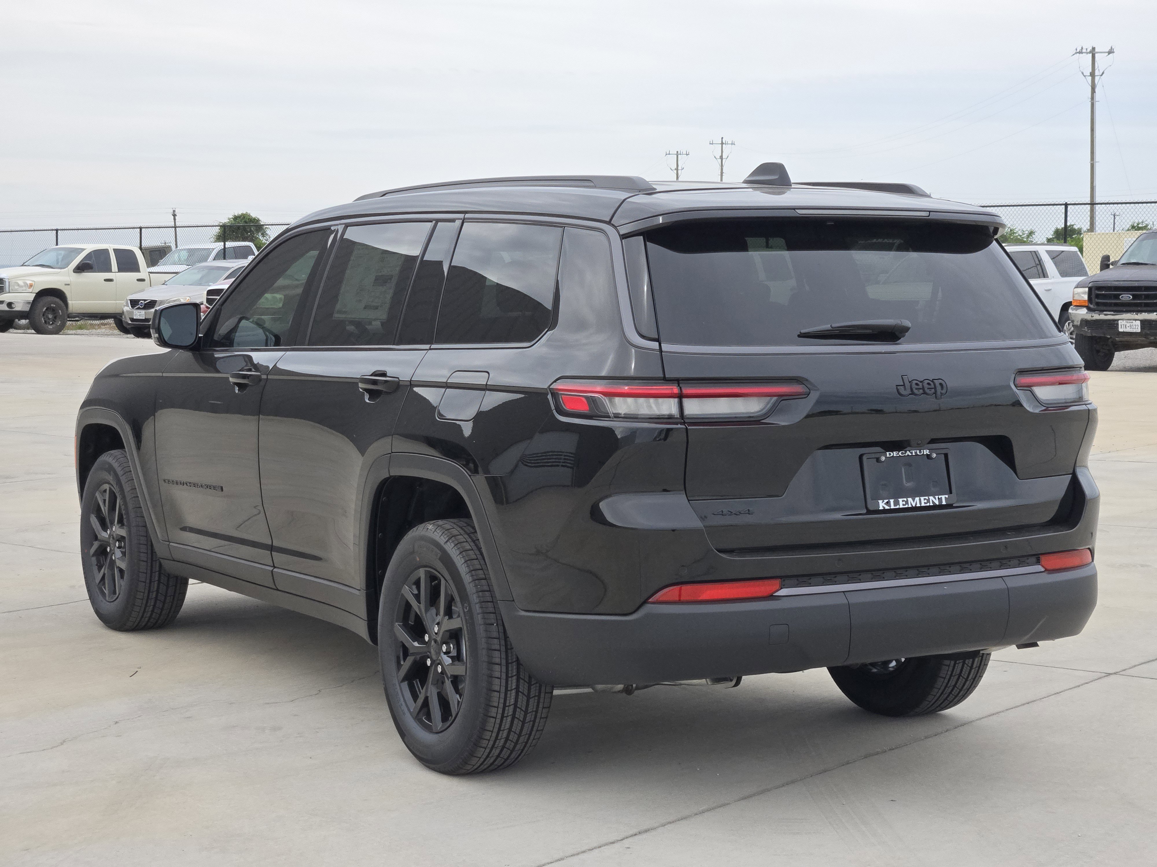 New 2026 Diamond Black Crystal Pearl-Coat Exterior Paint Jeep Laredo Altitude image 3