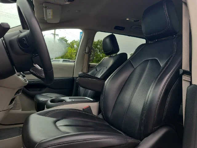 Used 2023 Silver Chrysler Touring L image 25